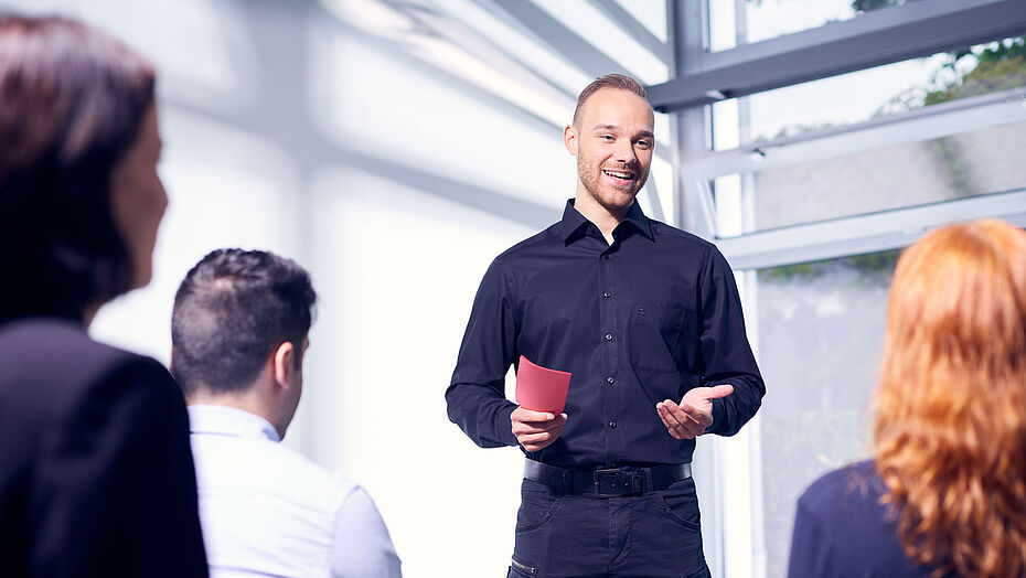 ibo Trainer hält Seminar für Teilnehmern