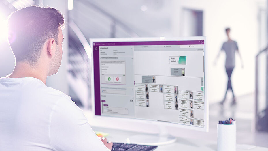 Person arbeitet am PC im ibo Aufbau-Manager