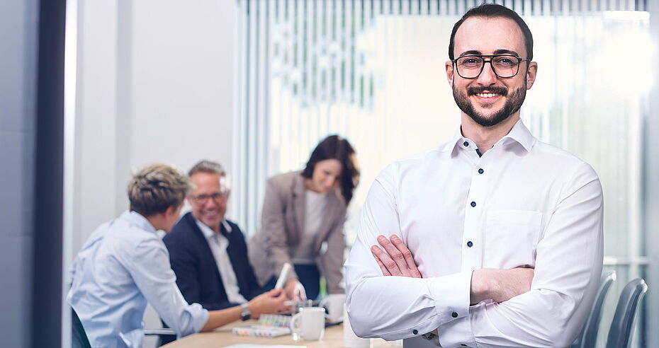 ibo Beratung für Unternehmen ibo Berater beim Meeting mit Kunden zu Organisationsthemen und Business-Analysen