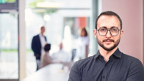 Experte von ibo bei Beratungen und Weiterbildungen im Konferenzraum