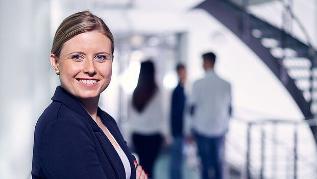 Bewerberin für ein Stellenangebot im Büro von ibo