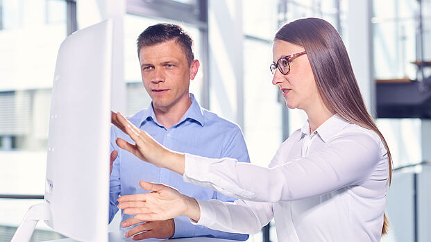 Arbeiten mit ibo Software-Lösungen Zwei Personen im Unternehmen arbeiten am Bildschirm