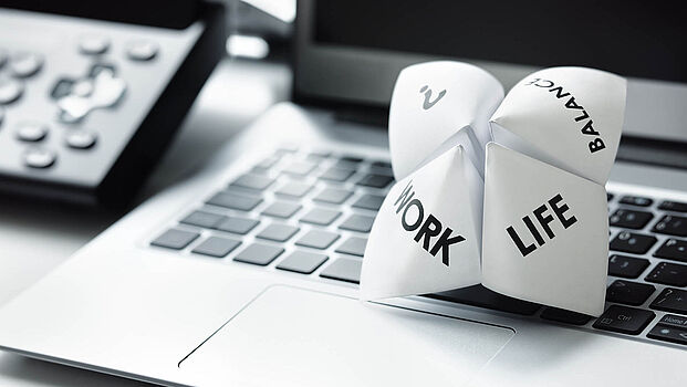 Papier beschriftet mit Work Life Balance auf Laptop