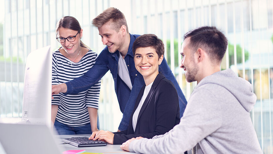 Lernplattformen Mitarbeiter eines Unternehmens nutzen ibo netproject Software im Büro