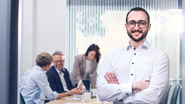 ibo Beratung für Unternehmen ibo Berater beim Meeting mit Kunden zu Organisationsthemen und Business-Analysen