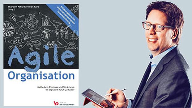 Axel-Bruno Naumann mit Buch Agile Organisation