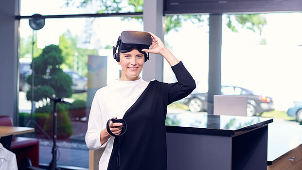 ibo Mitarbeiterin mit VR-Brille auf dem Kopf