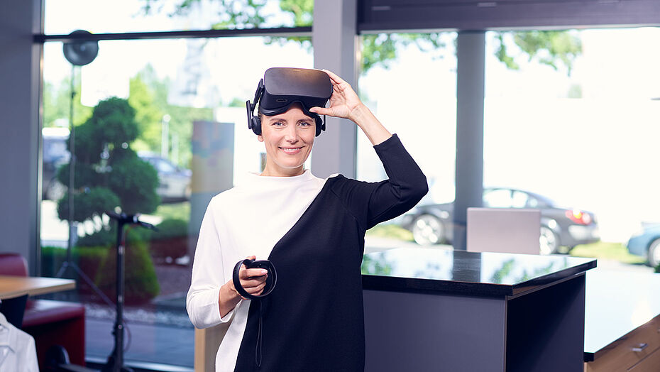 ibo Mitarbeiterin mit VR-Brille auf dem Kopf ibo Mitarbeiterin mit VR-Brille auf dem Kopf