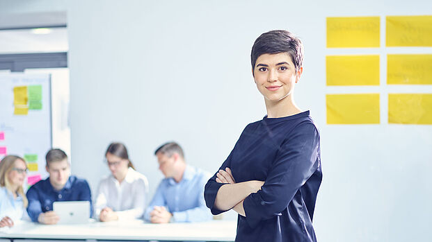 Unternehmen organisieren und weiterbilden mit ibo Expertin von ibo hilft Kunden bei der Organisation und Weiterbildung in ihrem Unternehmen