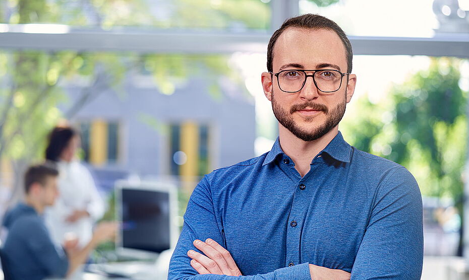 Mann hat Prozessmanagement im Griff mit ibo-Seminare und Software