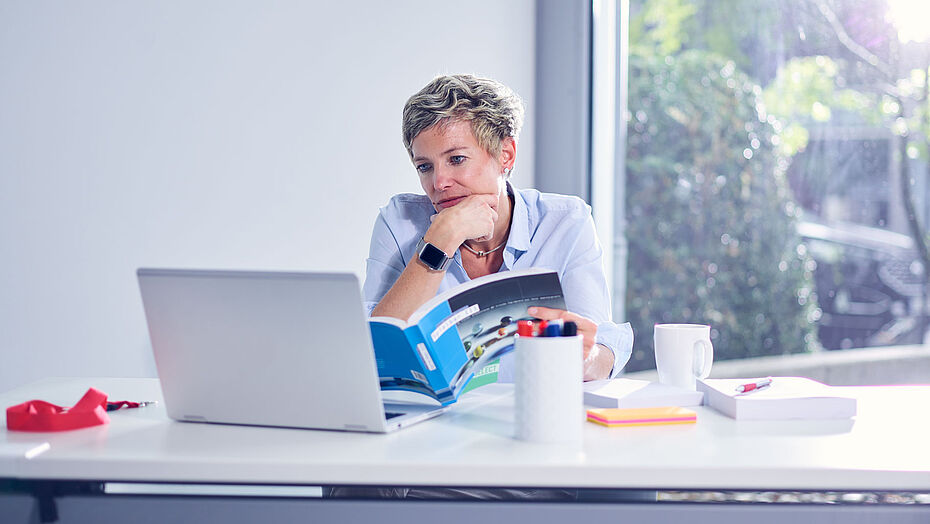 Frau stärkt ihr Wissen über Organisation für Unternehmen am Laptop