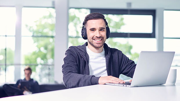 Mitarbeiter von ibo am arbeiten mit Laptop lebt die Philosophie von ibo