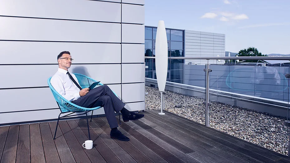 Softwaresysteme von ibo Angestellter nutzt die Softwaresysteme von ibo auf einer Dachterasse