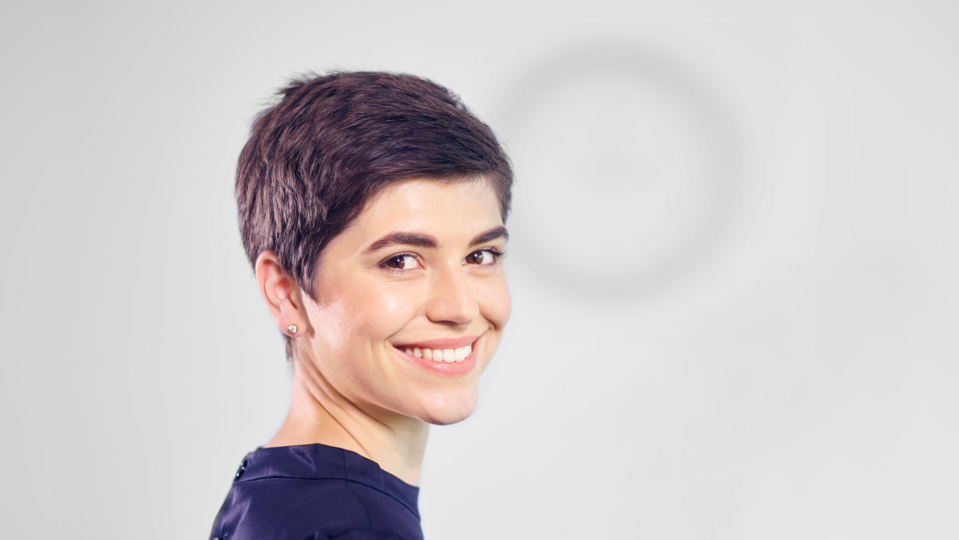 Lächelnde Frau als ibo Expertin für Weiterbildungen und Software
